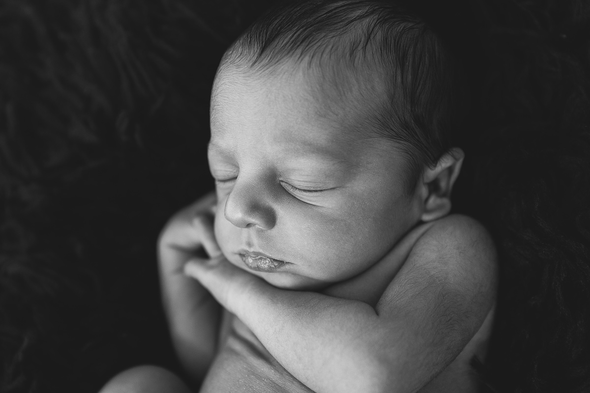 Fotografía recién nacido blanco y negro