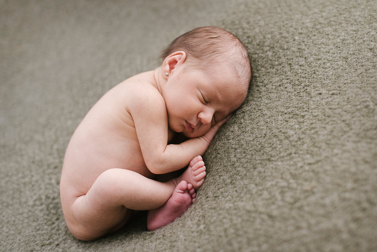 Minimal newborn photography