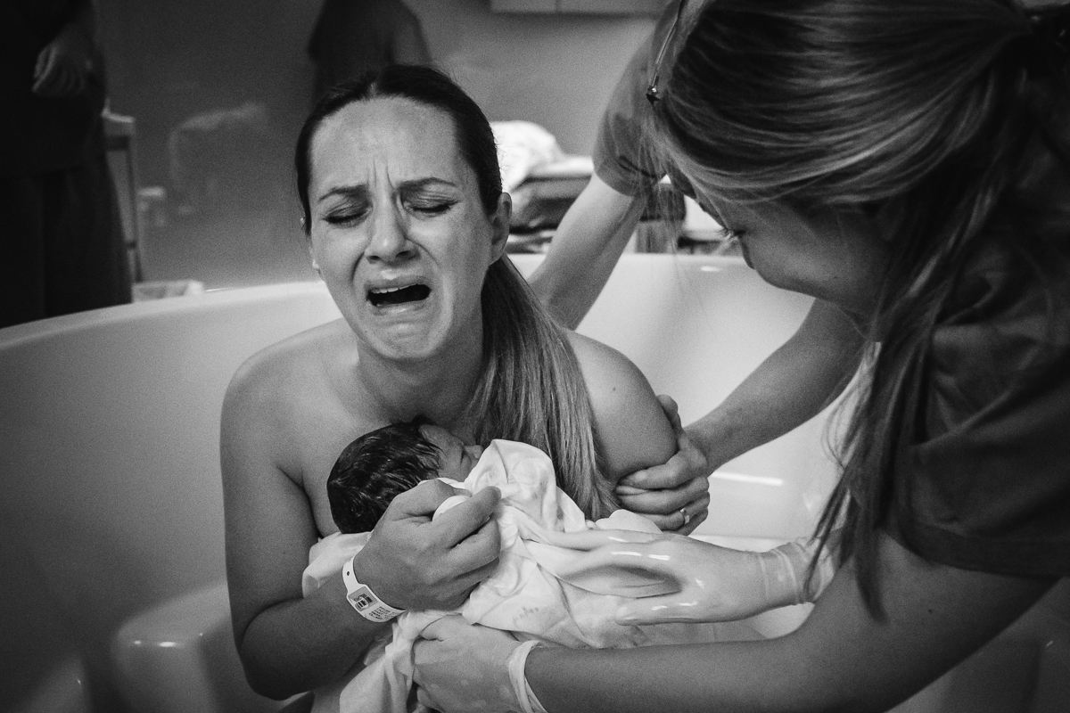 Fotografía de parto en el agua-Water birth photography-Mireia Navarro