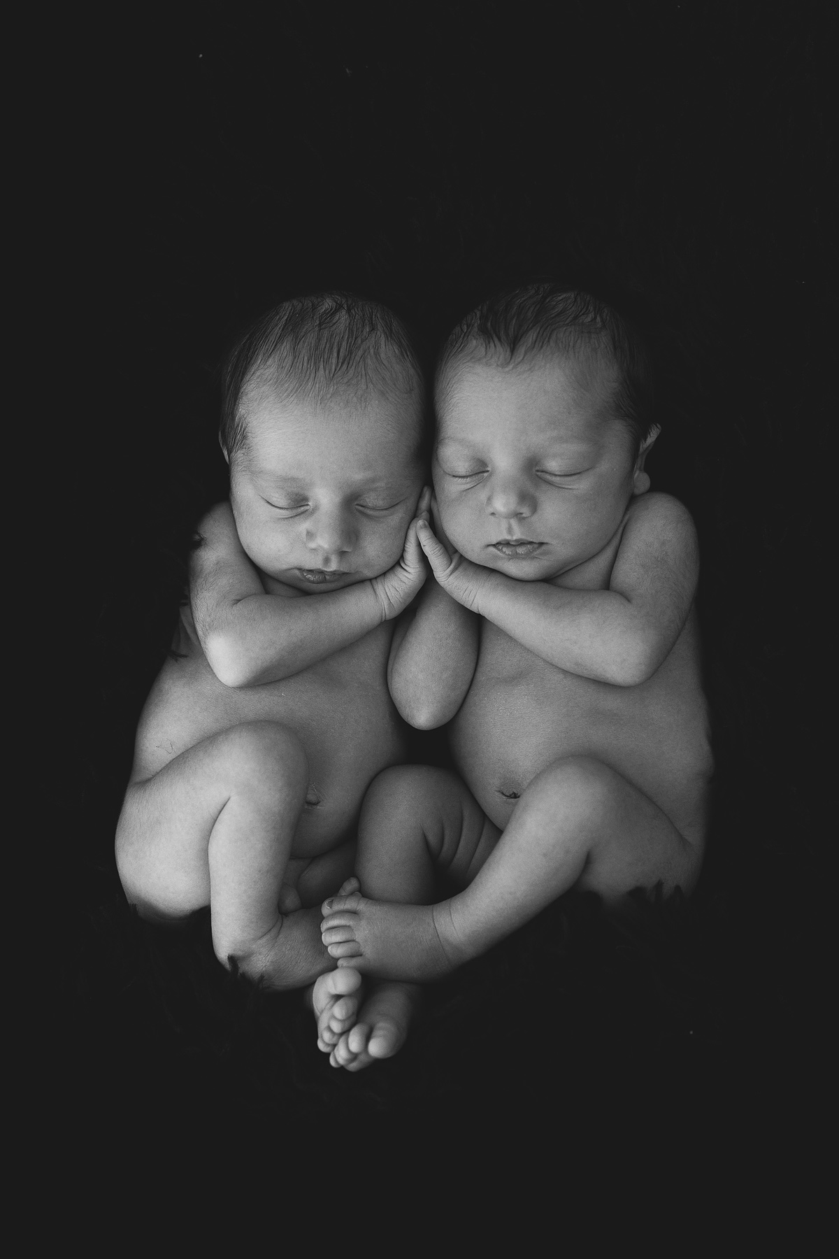 Fotografía recién nacidos gemelos blanco y negro