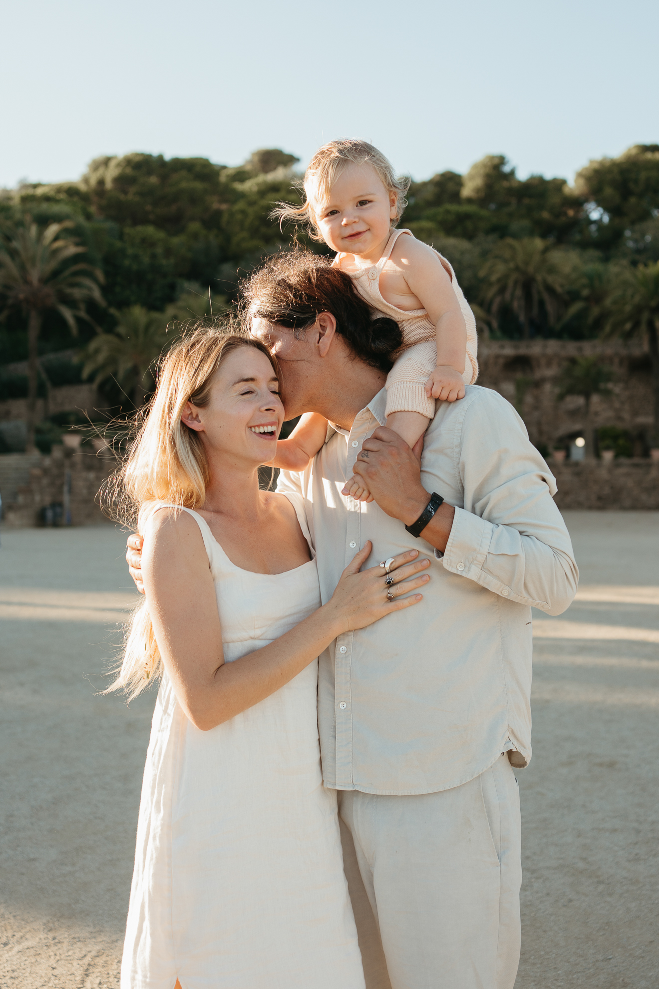 Family enjoying a photoshoot in Parc Güell during their holiday