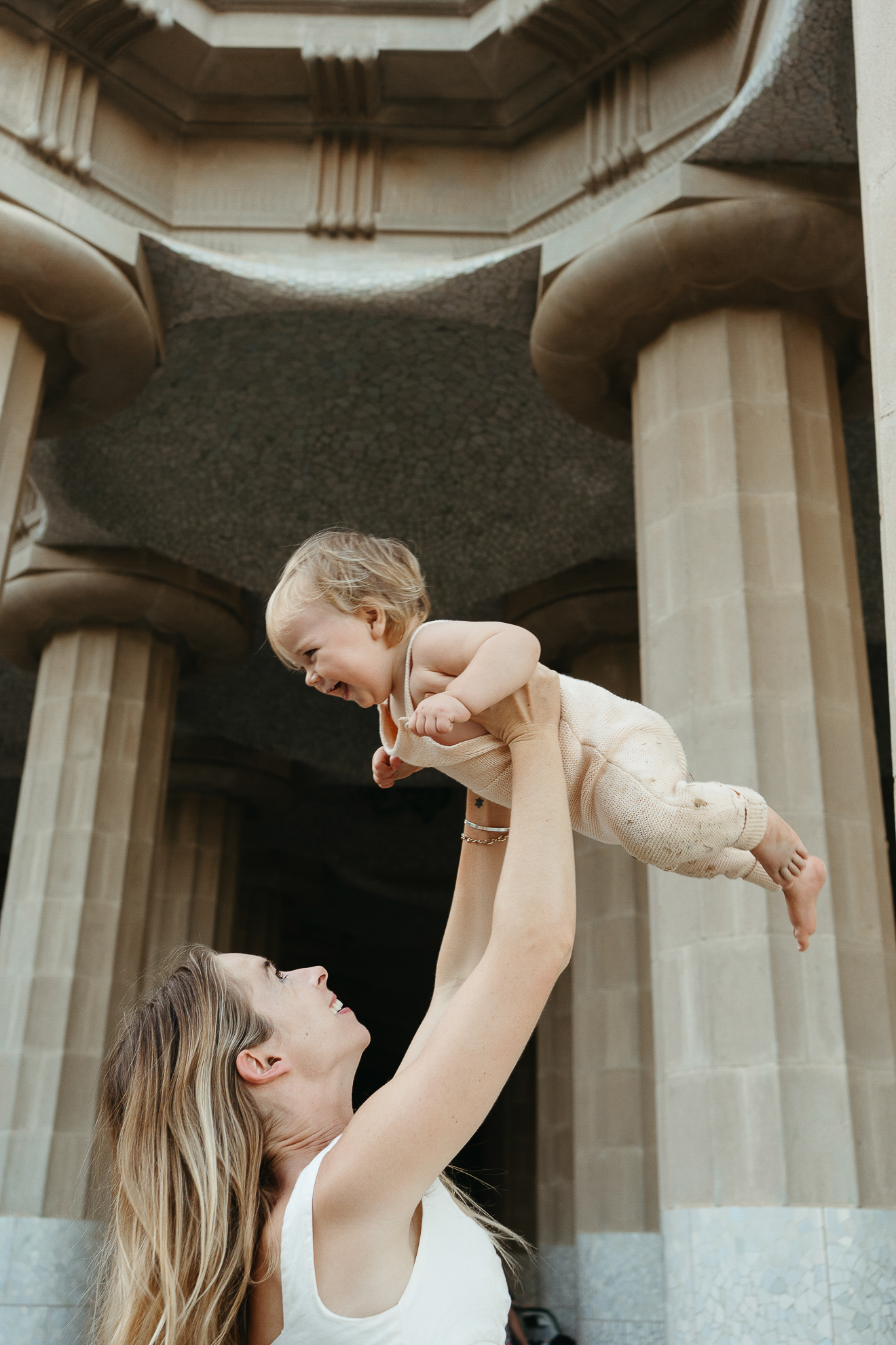 Family enjoying a photoshoot in Parc Güell during their holiday