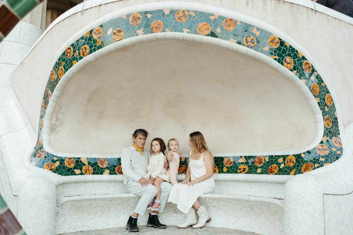 Family enjoying a photoshoot in Parc Güell during their holiday