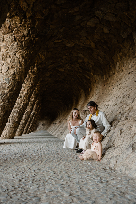 Family enjoying a photoshoot in Parc Güell during their holiday