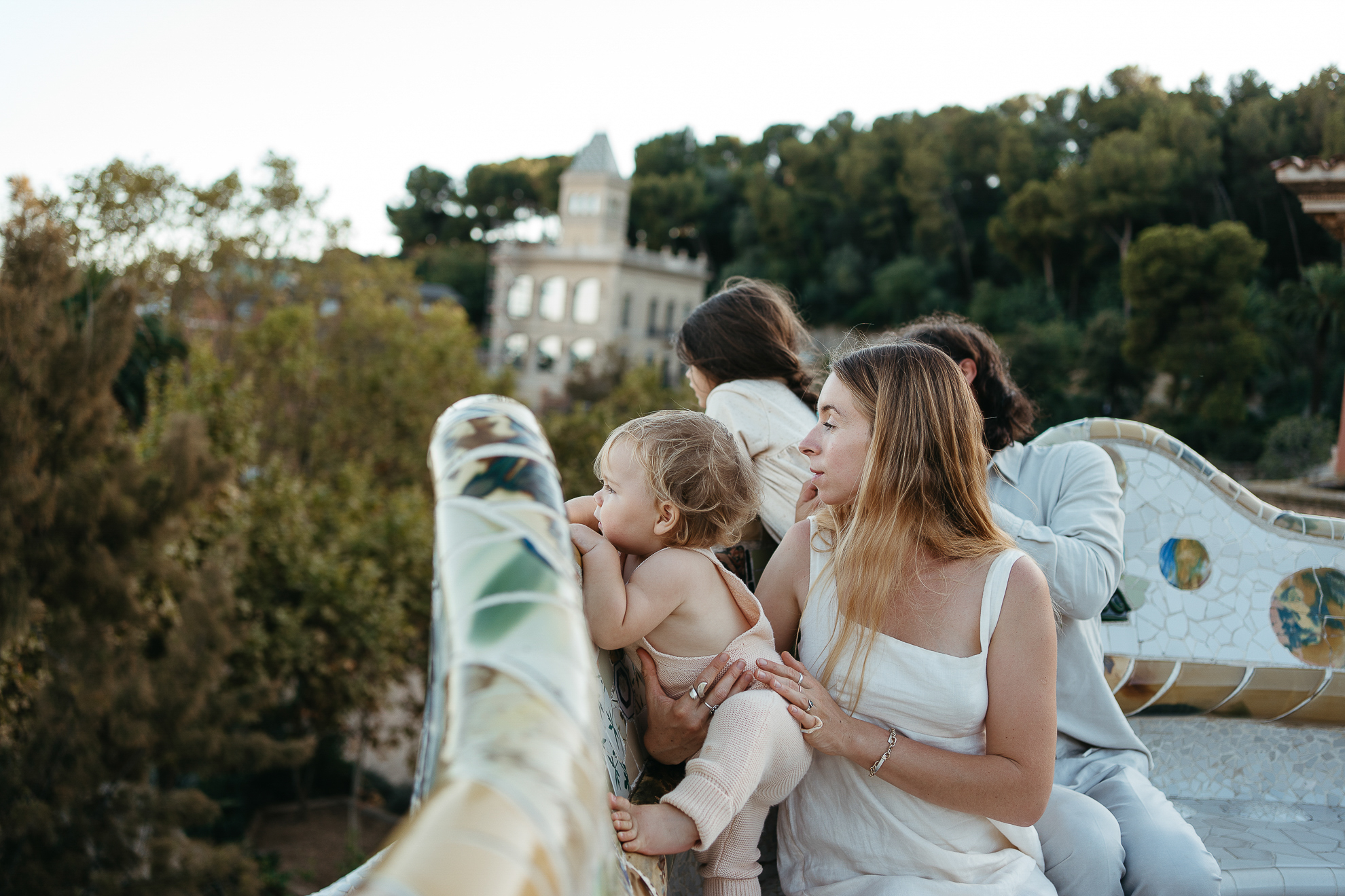 Family enjoying a photoshoot in Parc Güell during their holiday