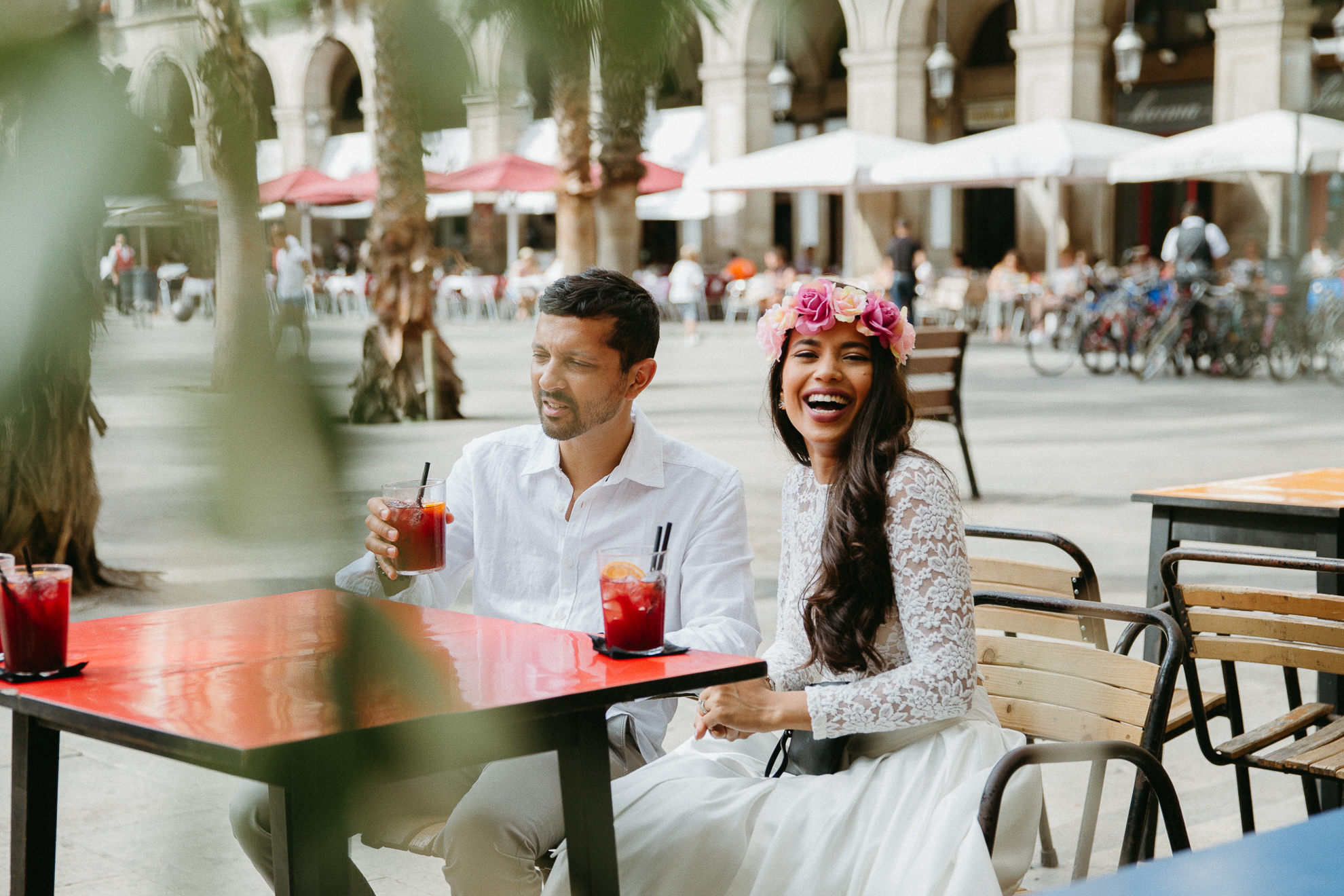 Couple enjoying a Barcelona photoshoot during their vacation